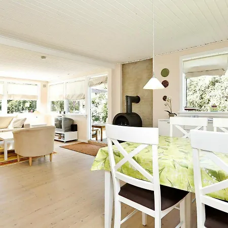 Two-bedroom Holiday In 10 Casa vacanze *